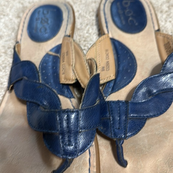 b.o.c. Navy Thong Leather Sandals Size 9 - Picture 2 of 5
